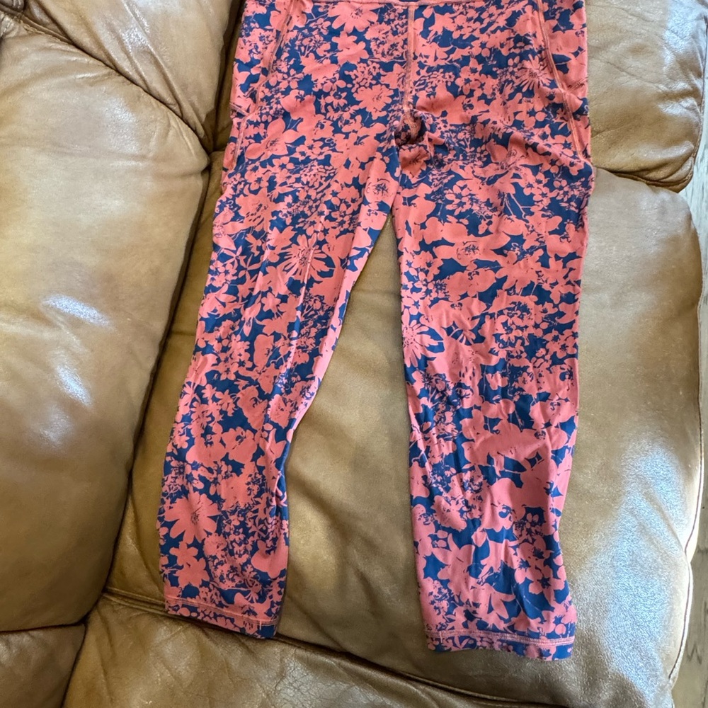 Lululemon Final Lap Crop - Size 12 - Picture 15 of 15